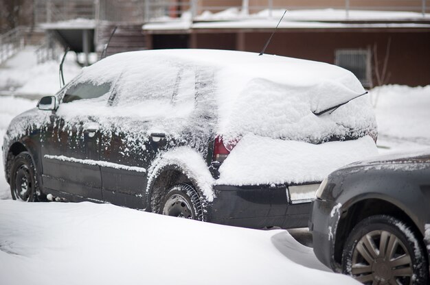 雪の中で失速した車のホイール