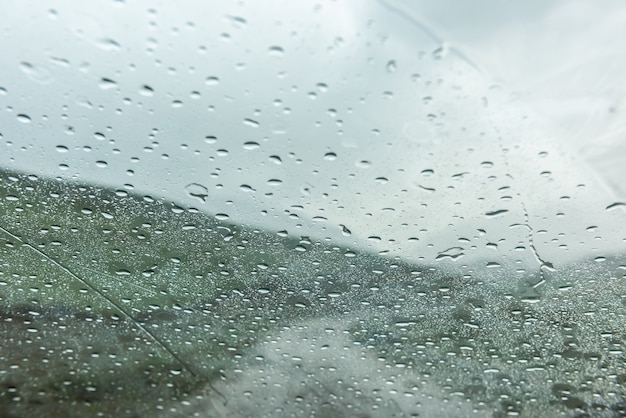 Parabrezza dell'auto sotto la doccia