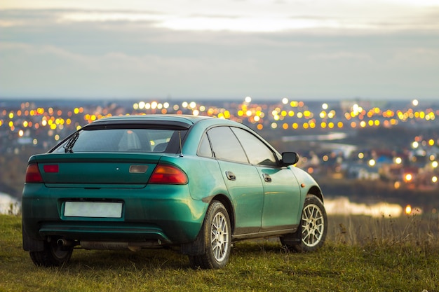 Auto con luci della città luminose sfocate dietro