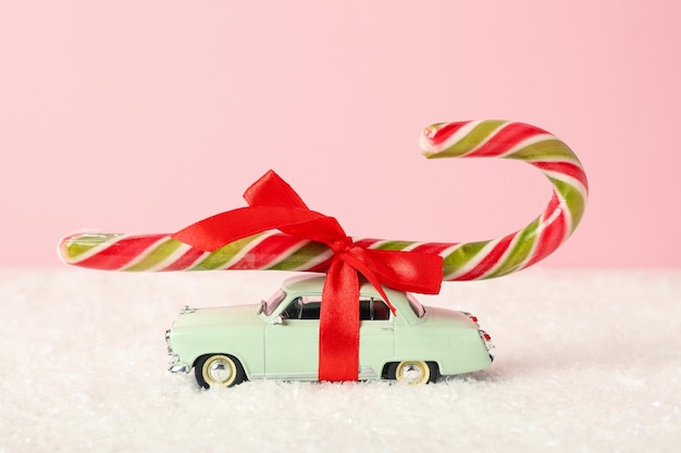 Photo a car with christmas candy on the roof and snow