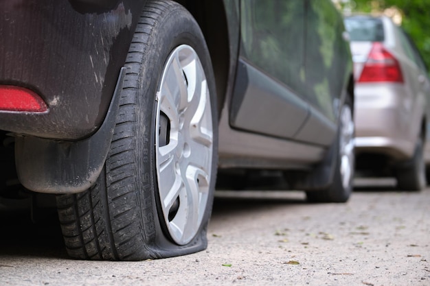 パンクしたパンクした車が道端に停まっている