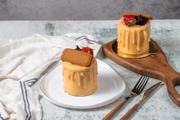 Foto torta di caramello e biscotti prodotti di pasticceria porzione di torta di caramello liquido su sfondo grigio