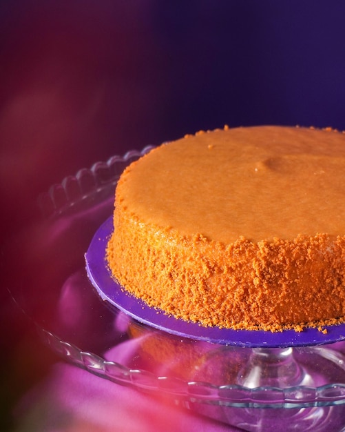 Foto caramel crunch cake sullo sfondo viola