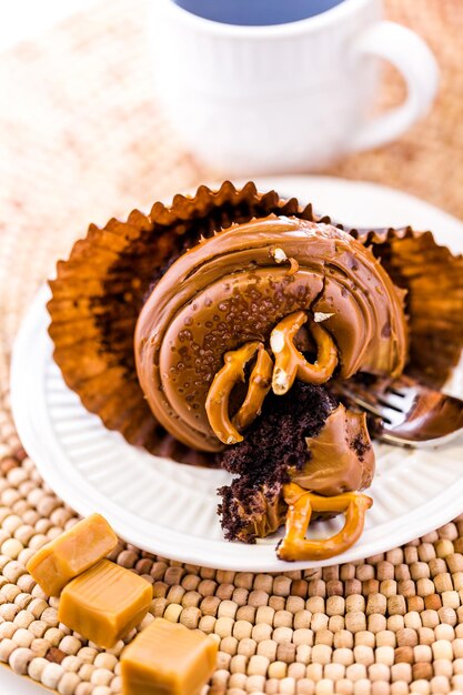 Caramel crunch chocolade cupcake met caramel frosting gegarneerd met zeezout en pretzels.