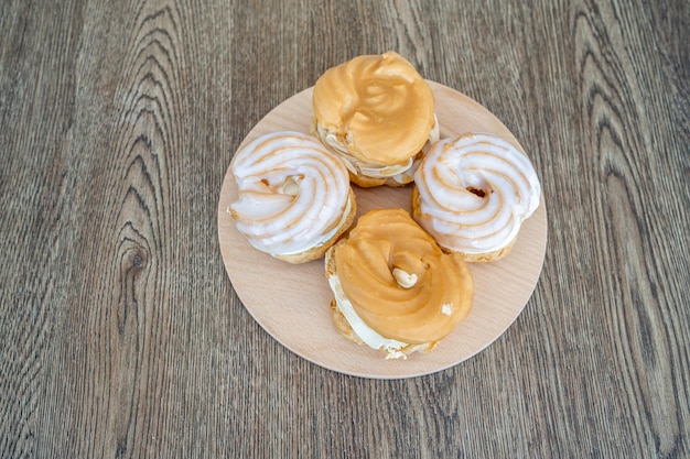 Caramel dessert wreath filled with cream