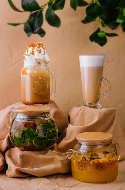 カラメルアイスラテとホイップクリームと様々なお茶