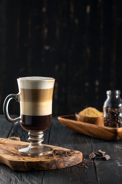 Caramel latte met chocolade op tafel