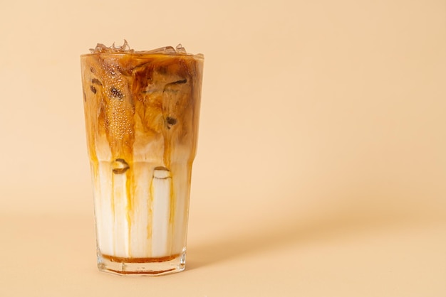 Photo caramel macchiato coffee in glass