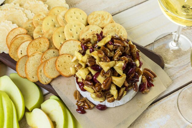 Foto antipasto di brie al caramello e mirtillo rosso per la festa di natale.