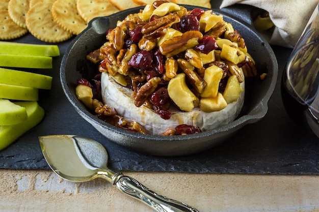 Foto antipasto di brie al caramello e mirtillo rosso per la festa di natale.