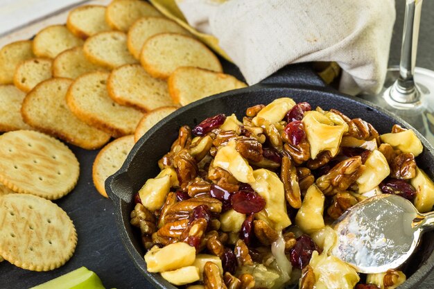 Antipasto di brie al caramello e mirtillo rosso per la festa di natale.