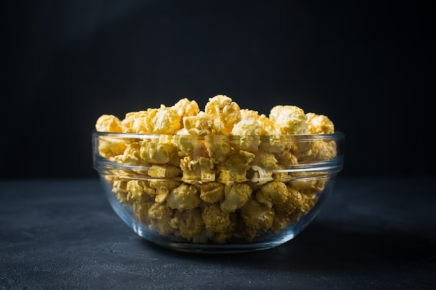 Caramel popcorn in een transparante kom.