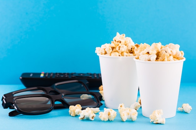 Caramel popcorn in kartonnen bekertjes en 3D glazen