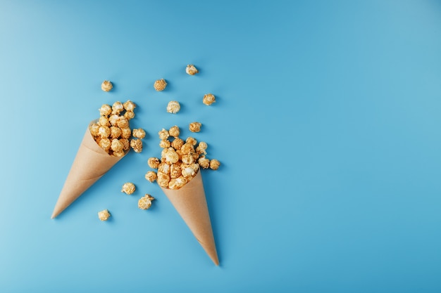 Caramel popcorn in a paper envelope