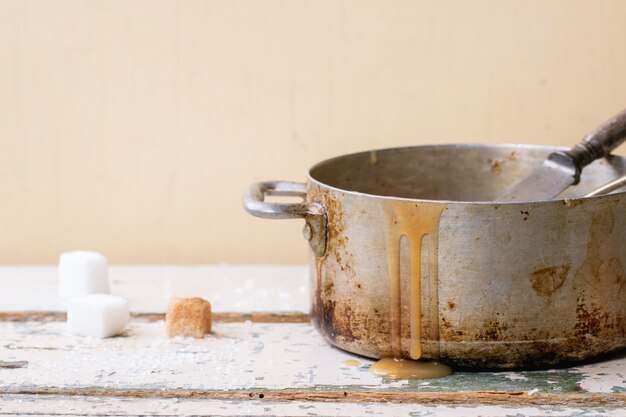 Salsa al caramello in un bicchiere