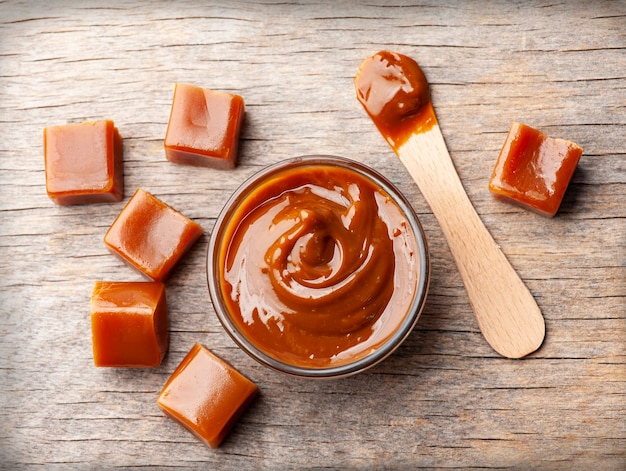 Salsa al caramello con caramello su fondi di legno