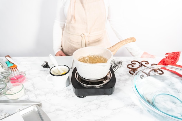 自家製ロリポップを作るために鍋に砂糖をキャラメル化する。
