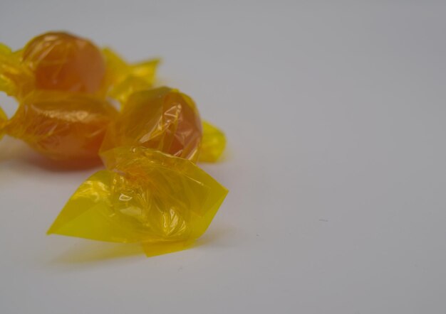 Photo caramelos de miel sobre fondo blanco fuente de azucar saludable y buena para los resfriados