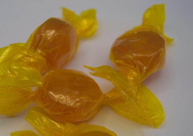 Photo caramelos de miel sobre fondo blanco fuente de azucar saludable y buena para los resfriados