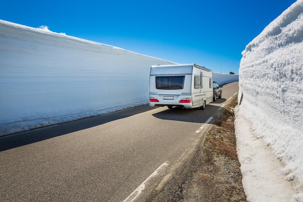 Caravan auto reist op de snelweg.