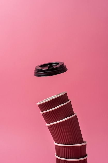 Фото Башня из картонных кофейных чашек