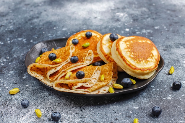 Colazione a base di carboidrati, frittelle, crepes, wafer.