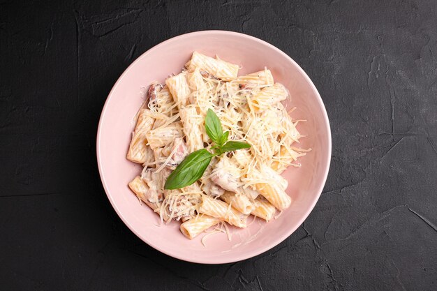 Carbonara carbonara pasta met kaas op een zwarte achtergrond