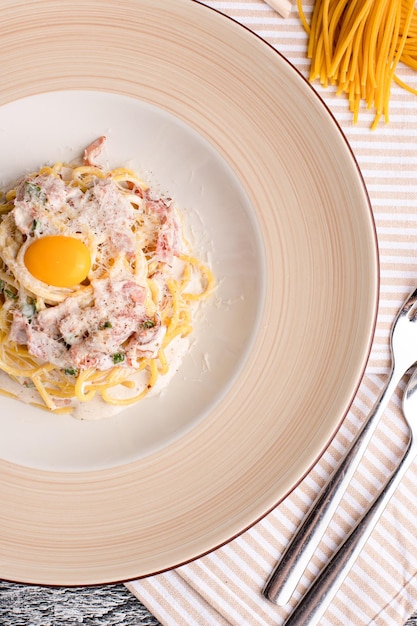 Carbonara pasta carbonara op een witte houten achtergrond bovenaanzicht