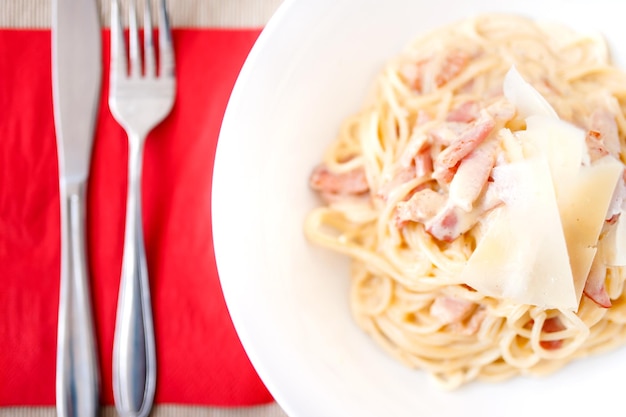 Carbonara pasta met ham spek en kaas