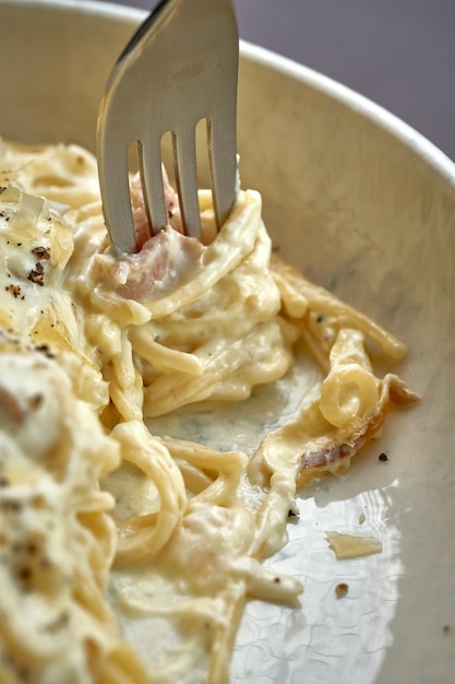 Foto carbonara pasta met room en kaas op een bord