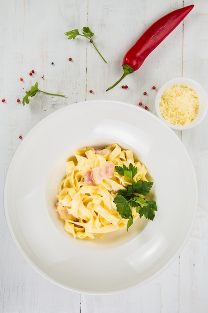 Carbonara pasta, spaghetti, parmezaanse kaas en roomsaus. Traditionele Italiaanse keuken. Pasta alla carbonara