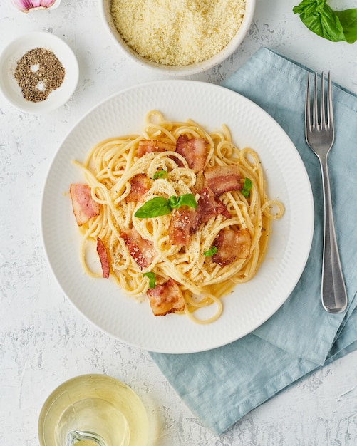 Foto pasta alla carbonara. spaghetti con pancetta, uovo, parmigiano e salsa di panna