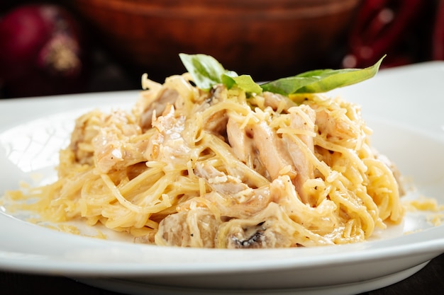 Pasta alla carbonara con pollo affumicato e funghi