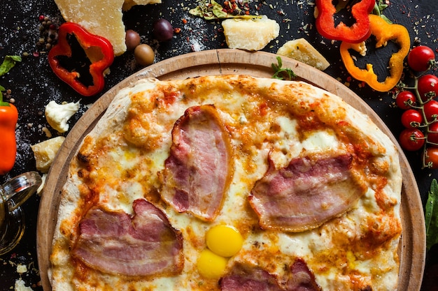 Carbonara-pizza met spek en eieren. Eenvoudig voedzaam traditioneel recept