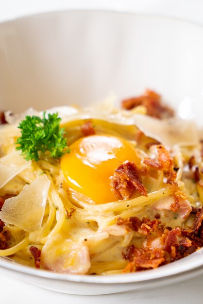 carbonara spaghetti with egg and cheese