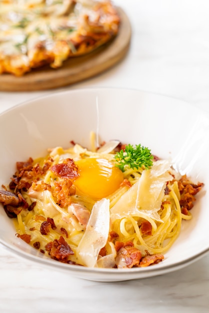 carbonara spaghetti with egg and cheese