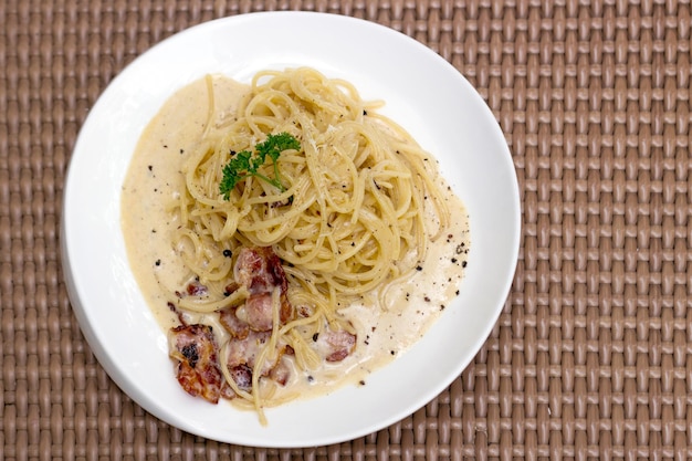 Carbonara spaghetti witte room met spek en zwarte peper