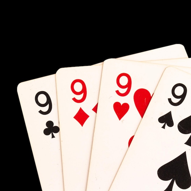 Foto carte da gioco 9 9 4 isolate su sfondo bianco