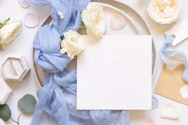 사진 카드 근처 파란 레 직물 매과 크림 장미 접시 상단 뷰 복사 공간 결혼식 모형