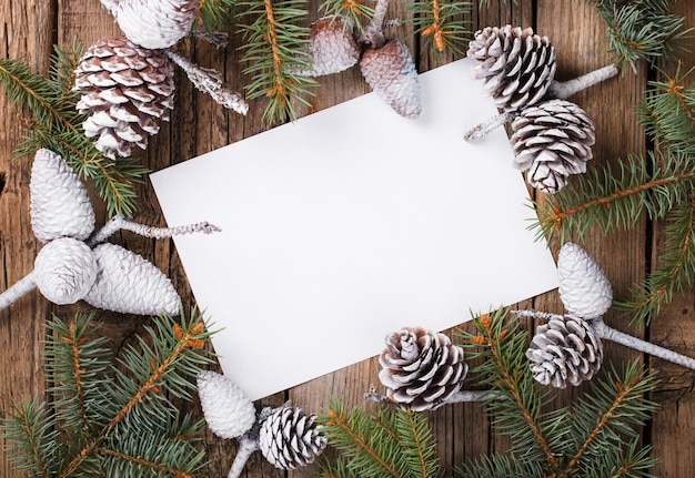 写真 モミの枝が付いているカード。クリスマスと新年の手紙