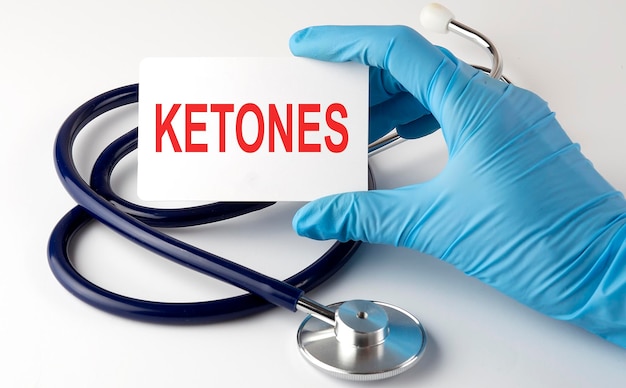 Карточка с текстом KETONES поставляет таблетки и стетоскоп Медицинская концепция