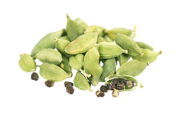 Baccelli di cardamomo isolati su sfondo bianco verde semi di cardamomo percorso di clipping