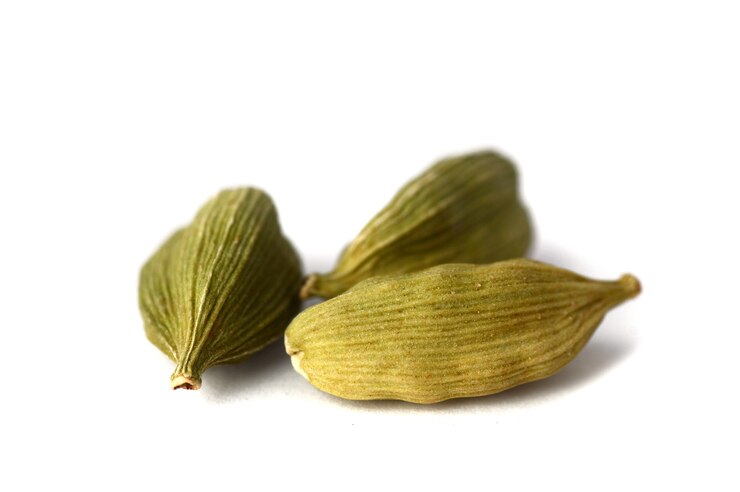 Photo cardamom pods on white surface
