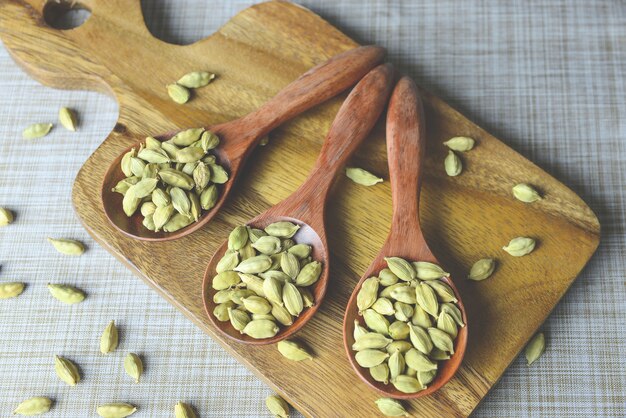 Semi di cardamomo in cucchiaio di legno