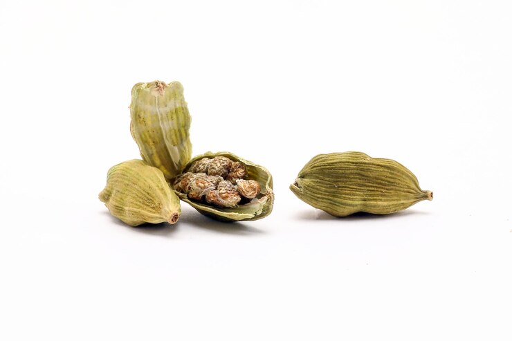 Photo cardamom spice whole split