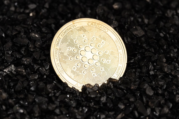 Foto cardano munt op zwarte grind achtergrond cryptocurrency blockchain geld