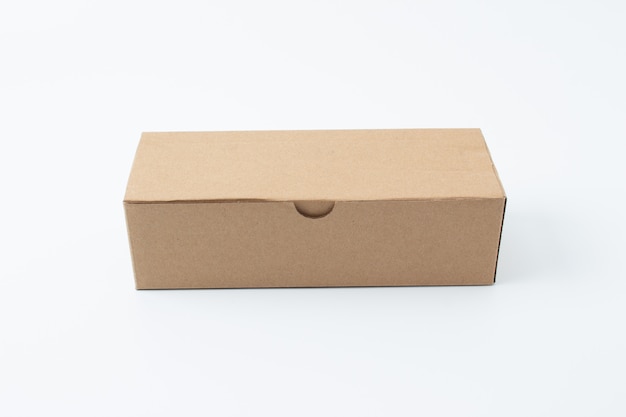 Картонная коробка или коричневая бумажная коробка на белом фоне