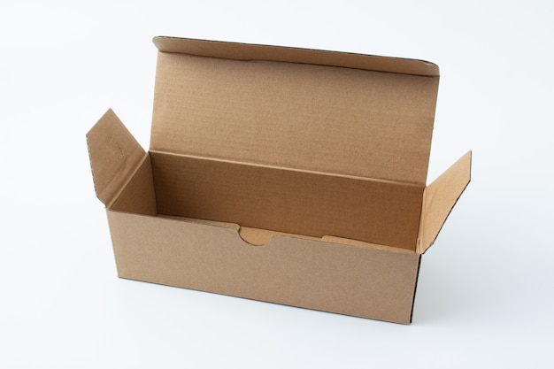 Фото Картонная коробка или коричневая бумажная коробка на белом фоне