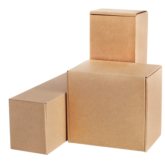 Картонные коробки для товаров на белой поверхности. Другой размер. Изолированный на белой поверхности.