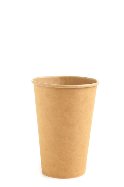 Картонная одноразовая чашка для кофе, изолированные на белом фоне с обтравочным контуром. Вид сверху